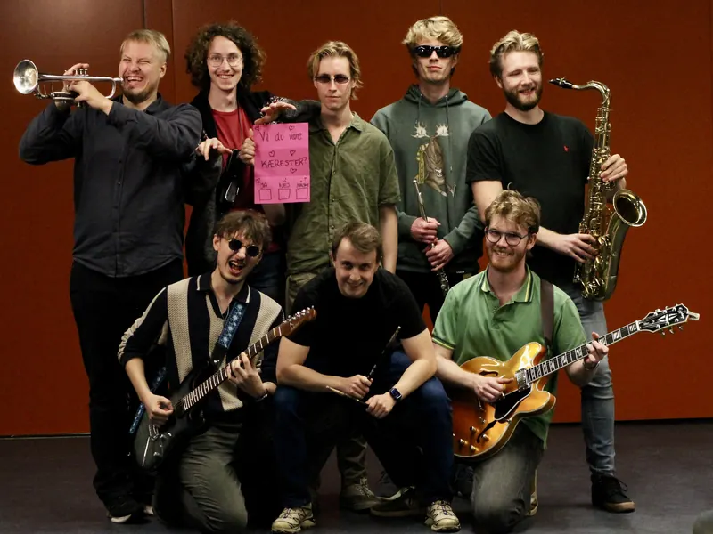 Bandet 2026 med trompet, saxofon, guitarer og trommestikker